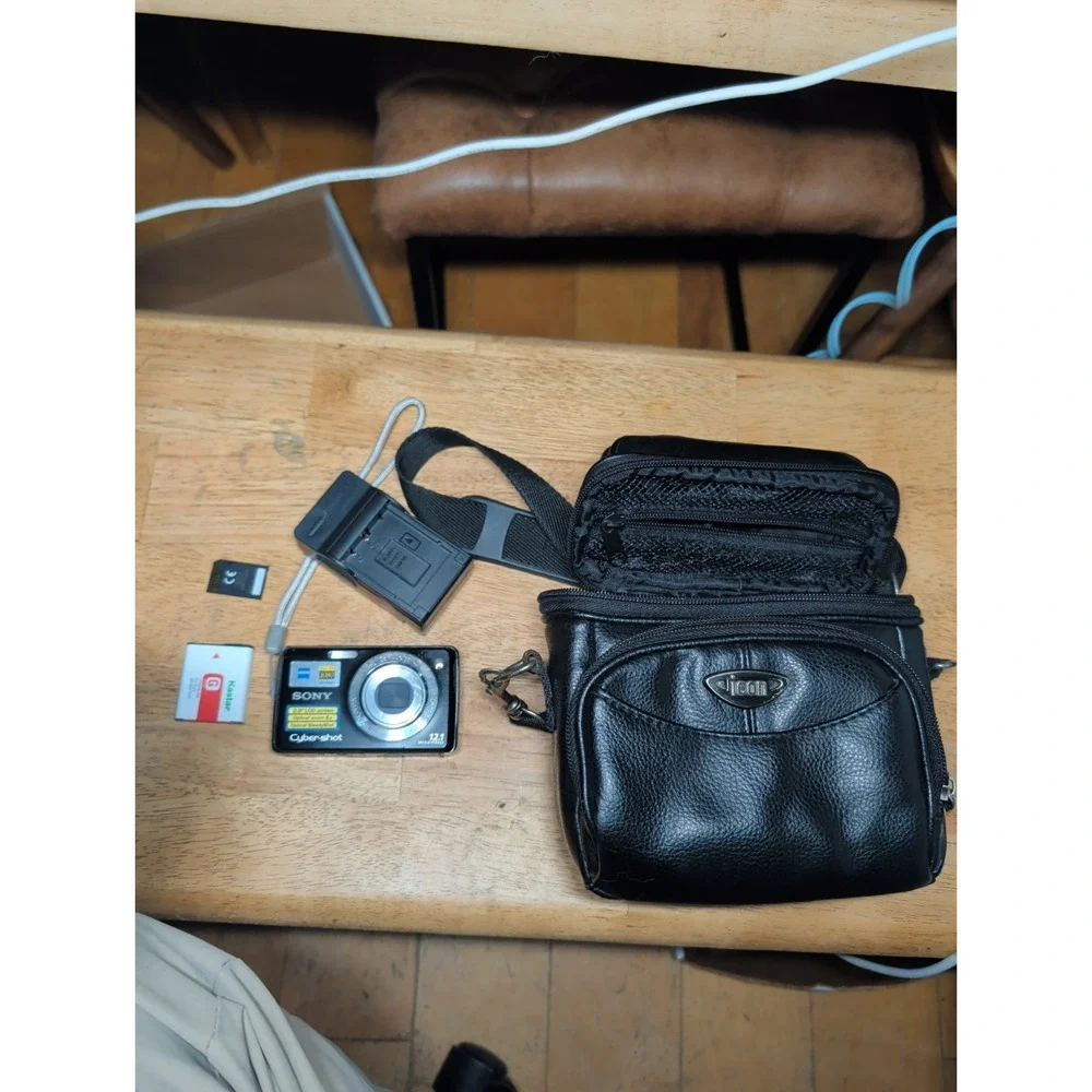 Sony Cyber-shot DSC-W230 12.1MP Digital Camera 2GB New Bat & Charger Icon Case